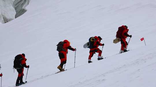 攀登冰川之父慕士塔格峰雪山的登山队