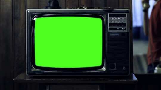 绿屏电视和一个正在打电话的人视频素材模板下载