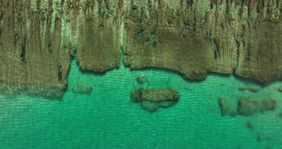 航拍慢流的海水和海底礁石生物