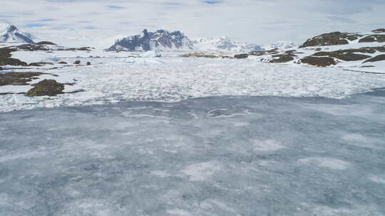 北极山海岸冰川雄伟的鸟瞰视频素材模板下载