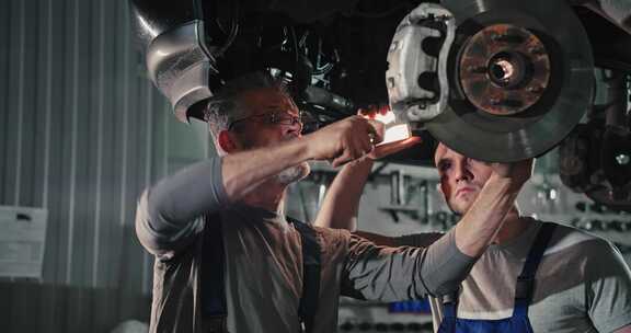 在汽车服务中心，穿着制服的英俊年轻汽车机