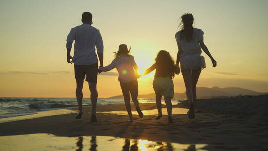 一家人幸福的海边散步