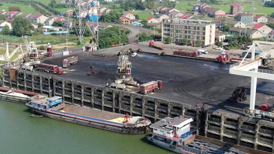 航拍船舶码头卸煤作业