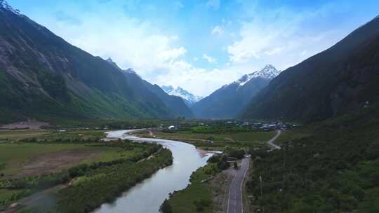 西藏林芝雪山峡谷航拍