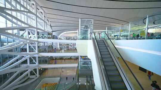 北京大兴国际机场航站楼内建筑与旅客