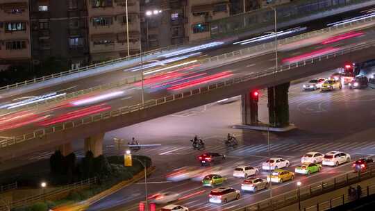 夜晚高速路车辆飞驰而过的动态画面