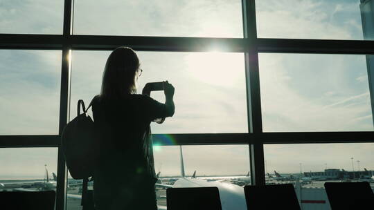 女子在机场航站楼拍照