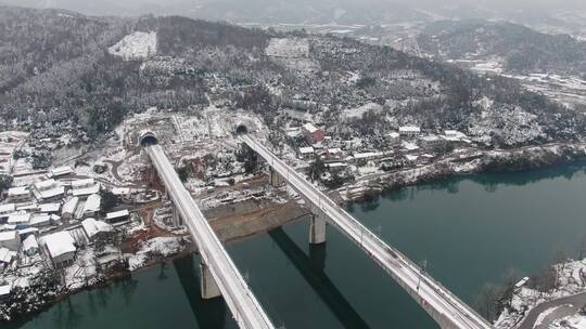 航拍城市跨河大桥交通雪景