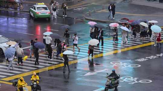 雨天街道路口斑马线人群过马路