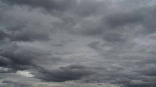 阴天乌云天空延时快要下雨暴风雨天气变化