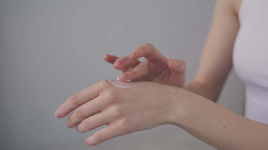 女性手部肌肤保养美白保湿手霜视频素材模板下载