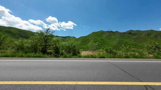 开车行驶在草原道路中  第一视角草原风景