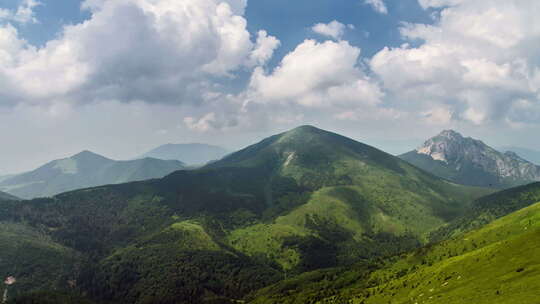 绿色高山上美丽的快速云阳光明媚的夏季自然景观