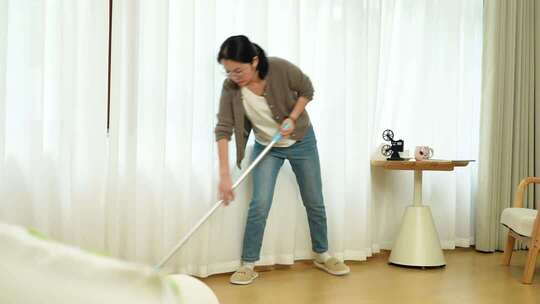 家庭主妇居家打扫卫生做家务