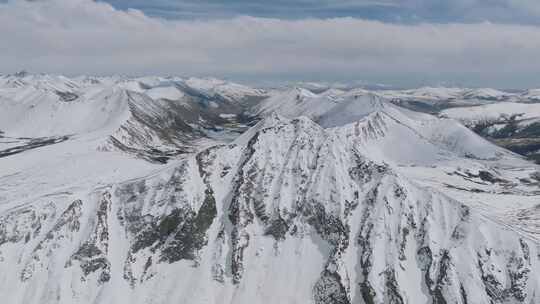 航拍西藏林芝思金拉措周边的雪山视频素材模板下载