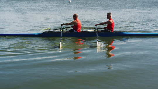 两个老人在河上划船视频素材模板下载