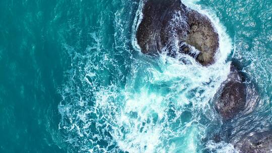 海浪拍打着海中心的岩石视频素材模板下载