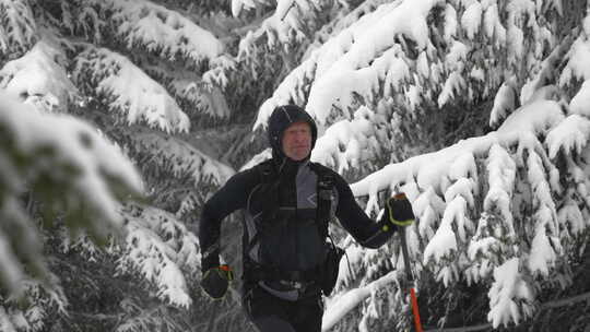白雪覆盖的森林中的男子滑雪旅行