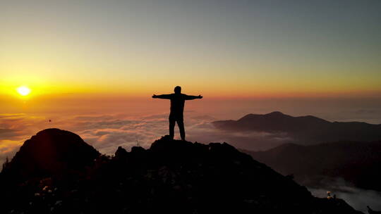 山顶日落下的登山者视频素材模板下载