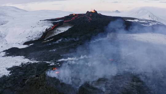 航拍喷发的火山岩浆