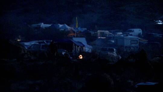 人们在露营地篝火视频素材模板下载