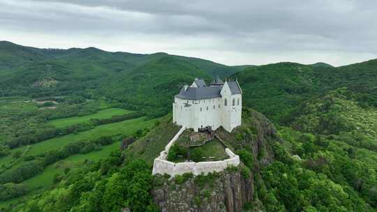 F山顶上中世纪城堡的鸟瞰图