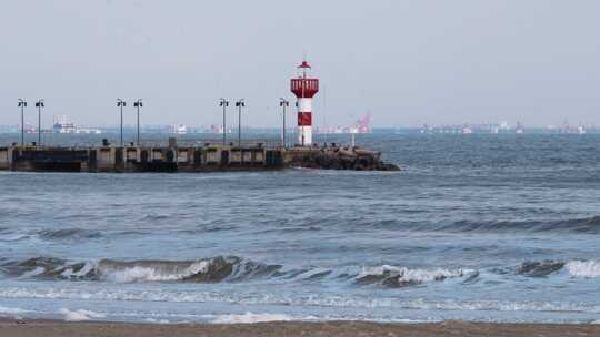 海边的城市灯塔海浪