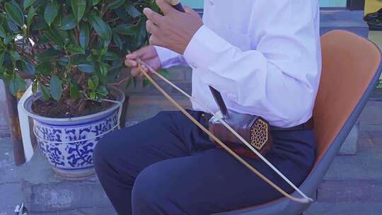 4K人文生活意境拉二胡的大爷手势特写实拍