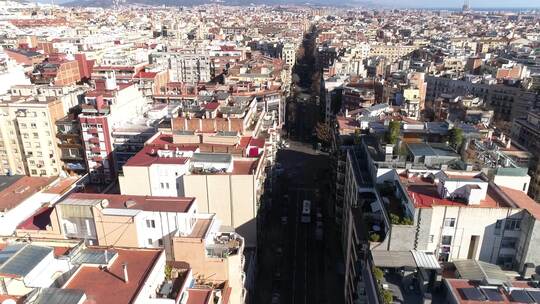 飞越西班牙巴塞罗那的街道和建筑