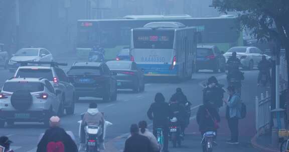 雾霾天气城市交通车辆行驶