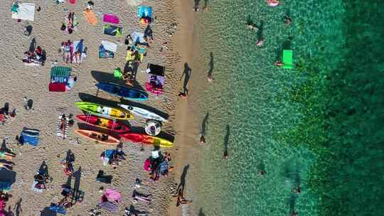 大海和沙滩度假人群视频素材模板下载