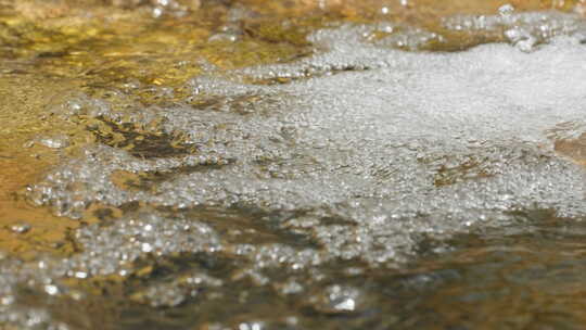 夏天清澈湍急山泉水瀑布小溪