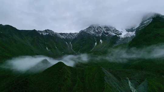 航拍四川甘孜海螺沟景区扇子山雪山草甸风光