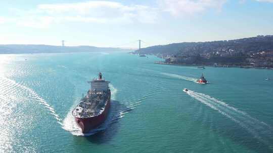 伊斯坦布尔贝贝克博斯普鲁斯海峡货船鸟瞰图