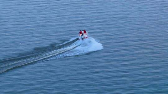 航拍滇池游船与海鸥