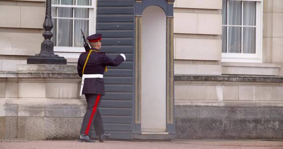 警卫在白金汉宫前行进