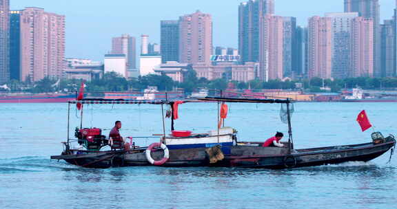 武汉武昌长江江岸上行驶的渔船国旗飘扬