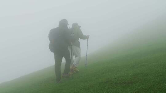 迷雾中行走爬山徒步攀爬战胜困难
