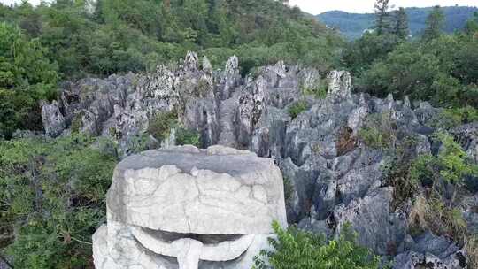 山林中奇特岩石群的自然景观(航拍)