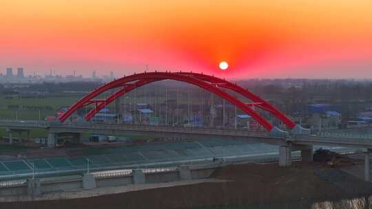 夕阳下红色桥梁的壮观景象