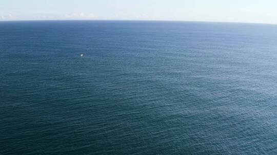 无人机拍摄一望无际的大海