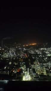 竖版航拍中国石化茂名石化工厂夜景