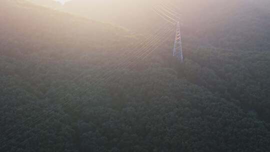 夏季山顶森林与高压线输电线路