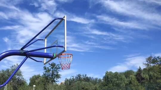 公园里篮球场的篮球框