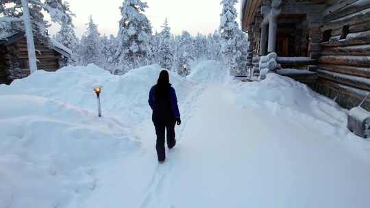 女孩走向北极圈拉普兰雪域冬季仙境的小屋