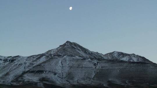 安第斯山脉上空升起的满月