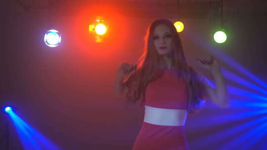 美丽红发女郎年轻的女人在夜总会跳舞视频素材模板下载