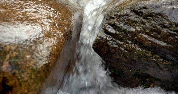 实拍水流过石头升格视频素材