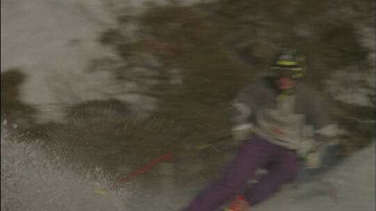 滑雪者穿过障碍滑雪道