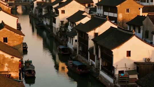 江南水乡古镇河道民居景象